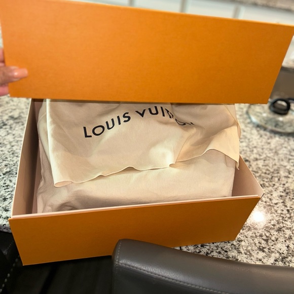 Louis Vuitton Guaranteed Authentic Monogram Giant Neverful MM Khaki and Beige - Picture 6 of 16